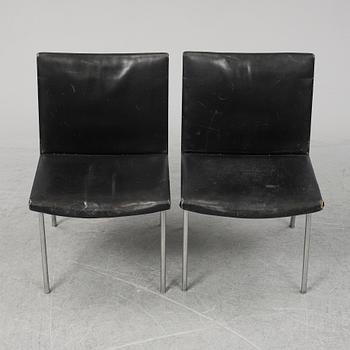 HANS J WEGNER, stolar, ett par, "Lufthavnstolen" "CH 401", Carl Hansen & Søn, Danmark, 1960-tal.