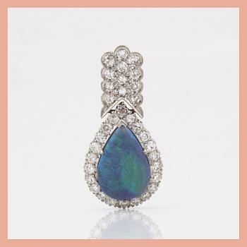 HÄNGE med opal ca 3ct samt åttkantsslipade diamanter totalt ca 1.00 ct.