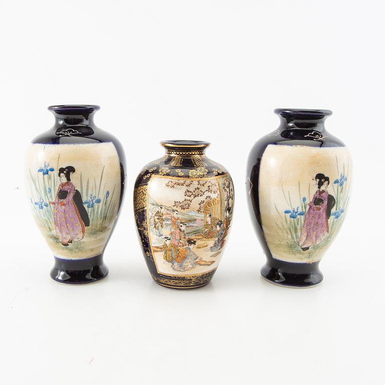 Vaser 3 st, skålar 2 st samt rökelsekar 2 st Japan Satsuma 1900-tal porslin.