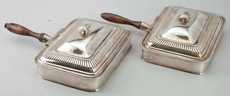 SERVERINGSKÄRL, 2 st, nysilver, trol. England.