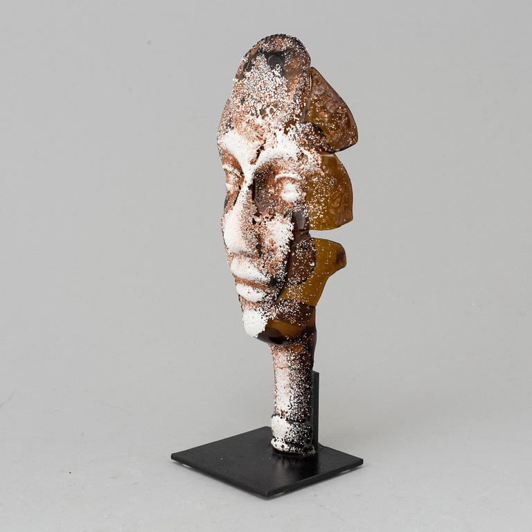 A signed glass sculpture by Bhörj Ekegren.