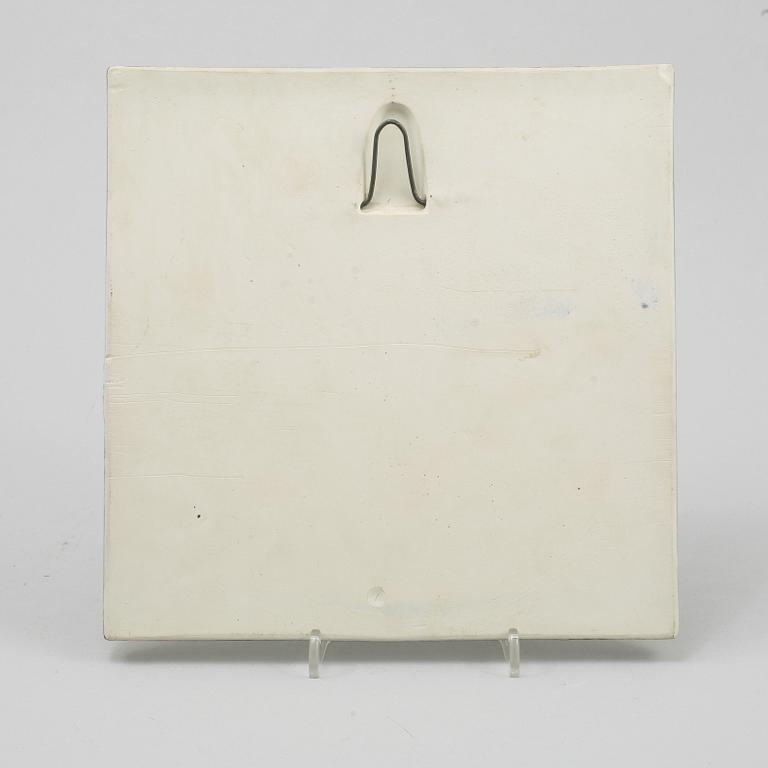 VÄGGRELIEF, vit stengodslera, ur serien "Fjärilsplattor", Gustavsberg, 1972-1974.