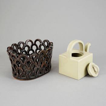 GALLERSKÅL samt TEKANNA, stengods. Signe Persson Melin, Höganäs Studio, signerade, skålen daterad -90.