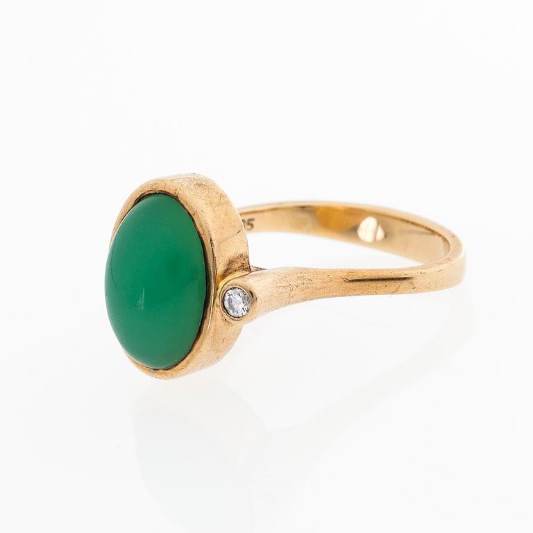 A RING, Ole Lyngaard, cabochon cut chrysoprase, brilliant cut diamond, 14K gold.