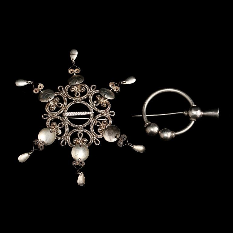 DRÄKTSMYCKEN, 2 st, silver, delvis Einar Modahl, Oslo, Norge. Vikt 24 g.