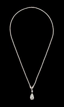 COLLIER, platina med en droppslipad (äldre) diamant  ca 4,5 ct.