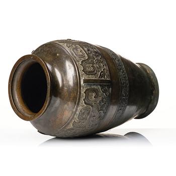 A bronze vase, Qing dynasty 18th/19th century.