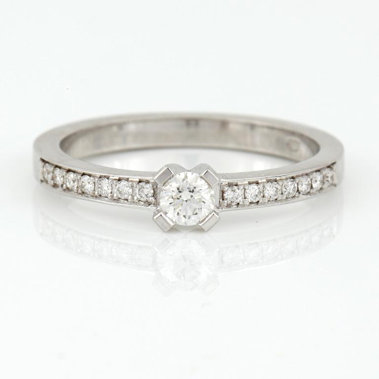 RING, 14K vitguld med briljantslipade diamanter, tot ca 0,32 ct. Vikt 3,20 g.