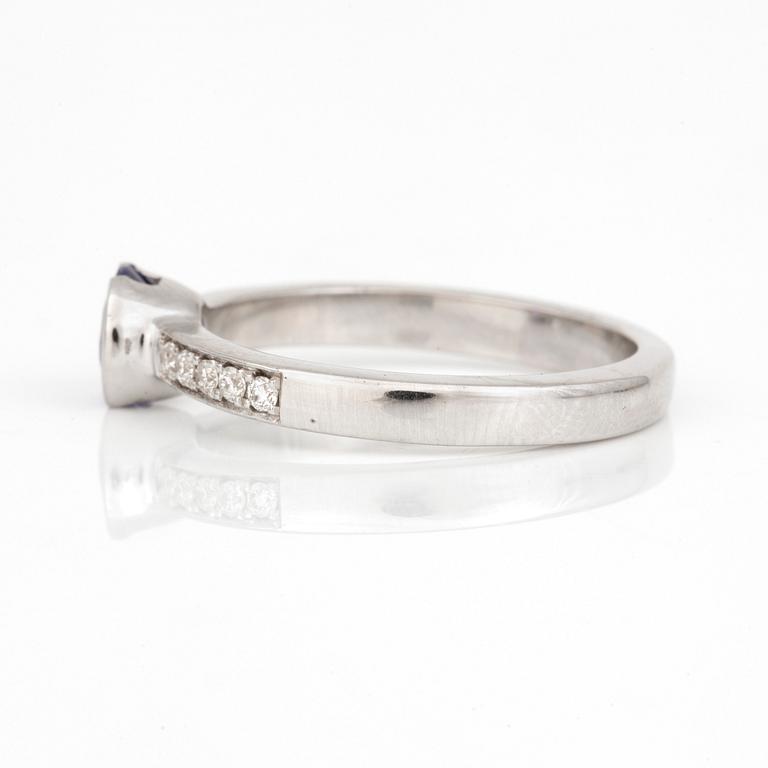 RING med blandslipad tanzanit och diamanter.
