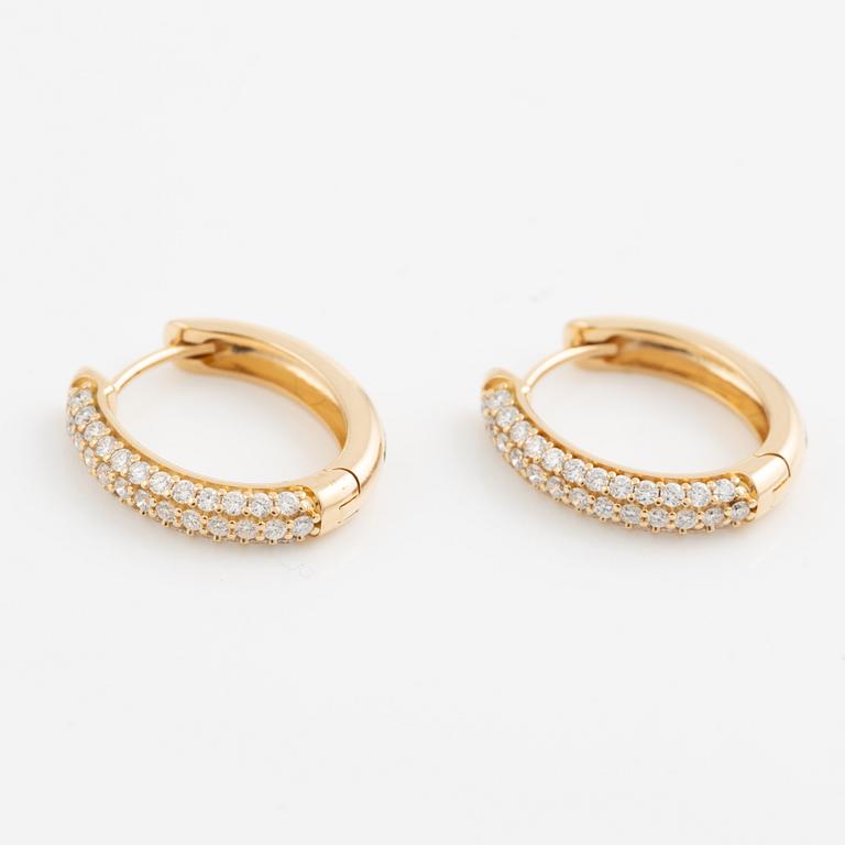 Hoop earrings in 18K gold set with brilliant-cut diamonds.