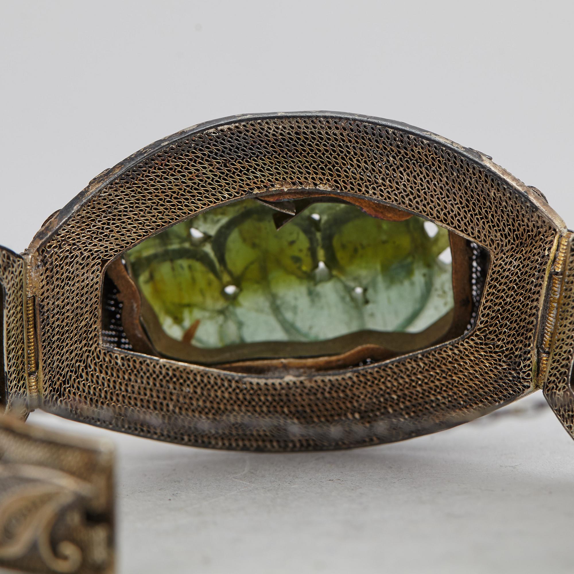 A Chinese silver filigree bracelet with inlays stone, early 20th century.