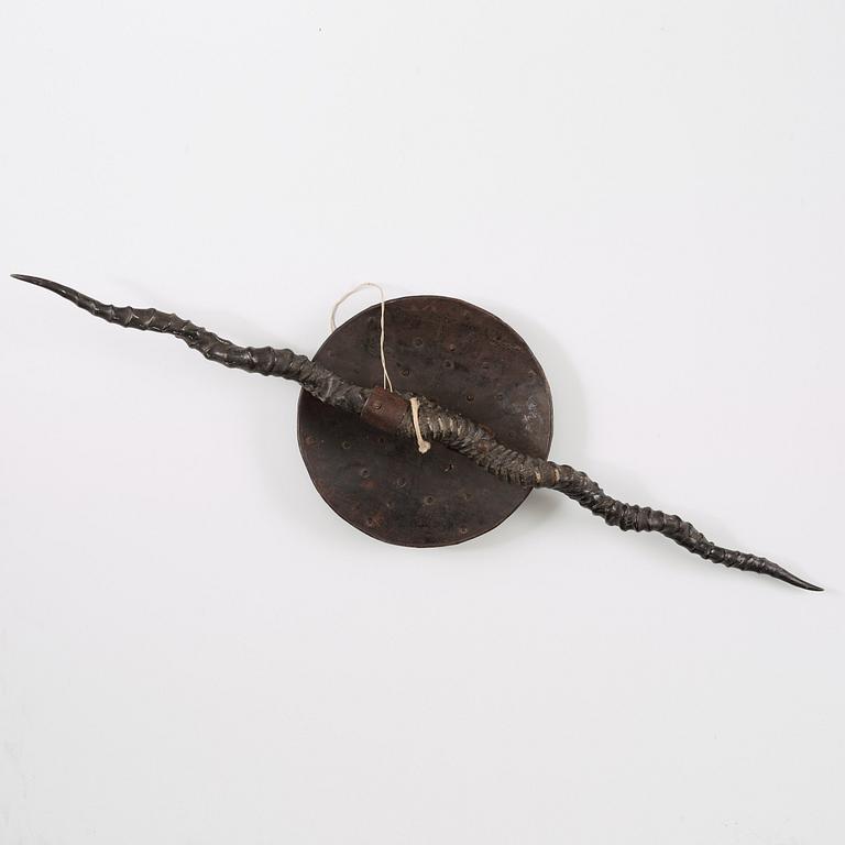 MADUSKÖLD, horn, brons och mässing. Indien, 1800-tal.