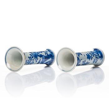 A pair of blue and white vases, Transition, 17th Century.