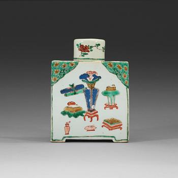 357. A famille verte tea caddy with cover, Qing dynasty, Kangxi (1662-1722).