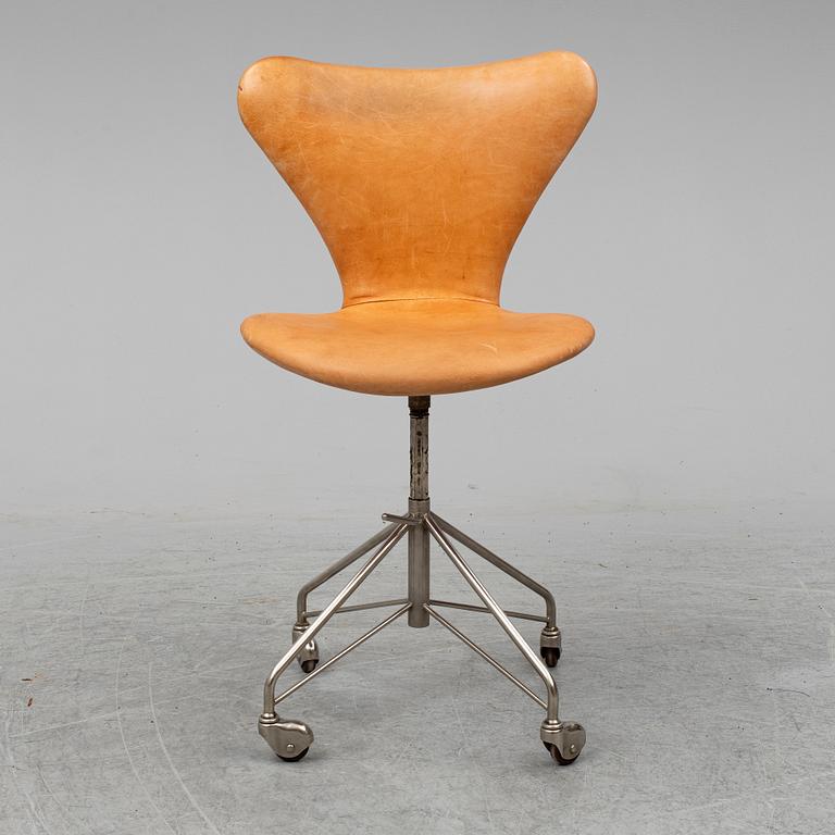 ARNE JACOBSEN, "Sjuan", Fritz Hansen.