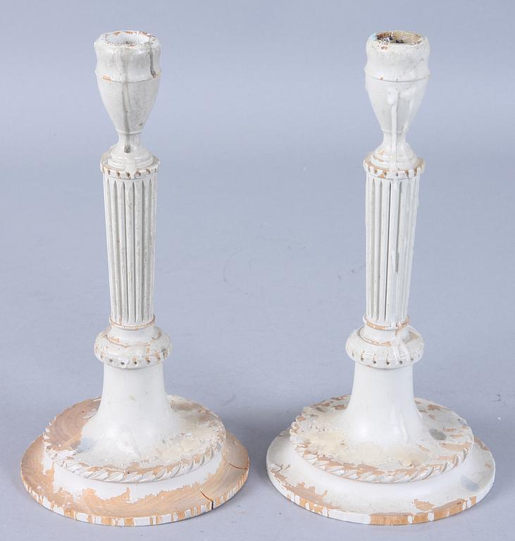 LJUSSTAKAR, ett par, trä, gustaviansk stil, 1900-talets andra hälft.