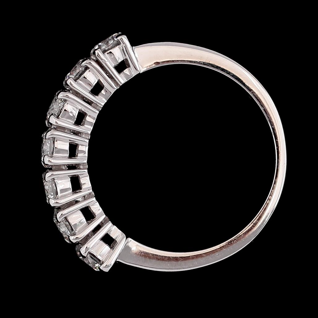 RING, 18K vitguld, 7 briljantslipade diamanter tot ca 1.46 ct.