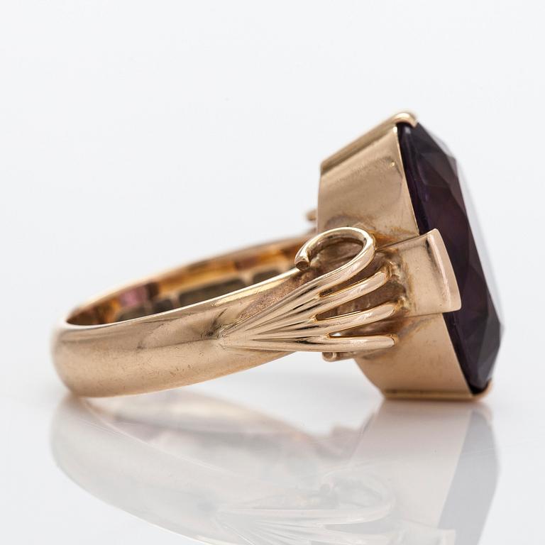 Ring, 14K gold and amethyst. Kupittaan Kulta, Turku 1957.