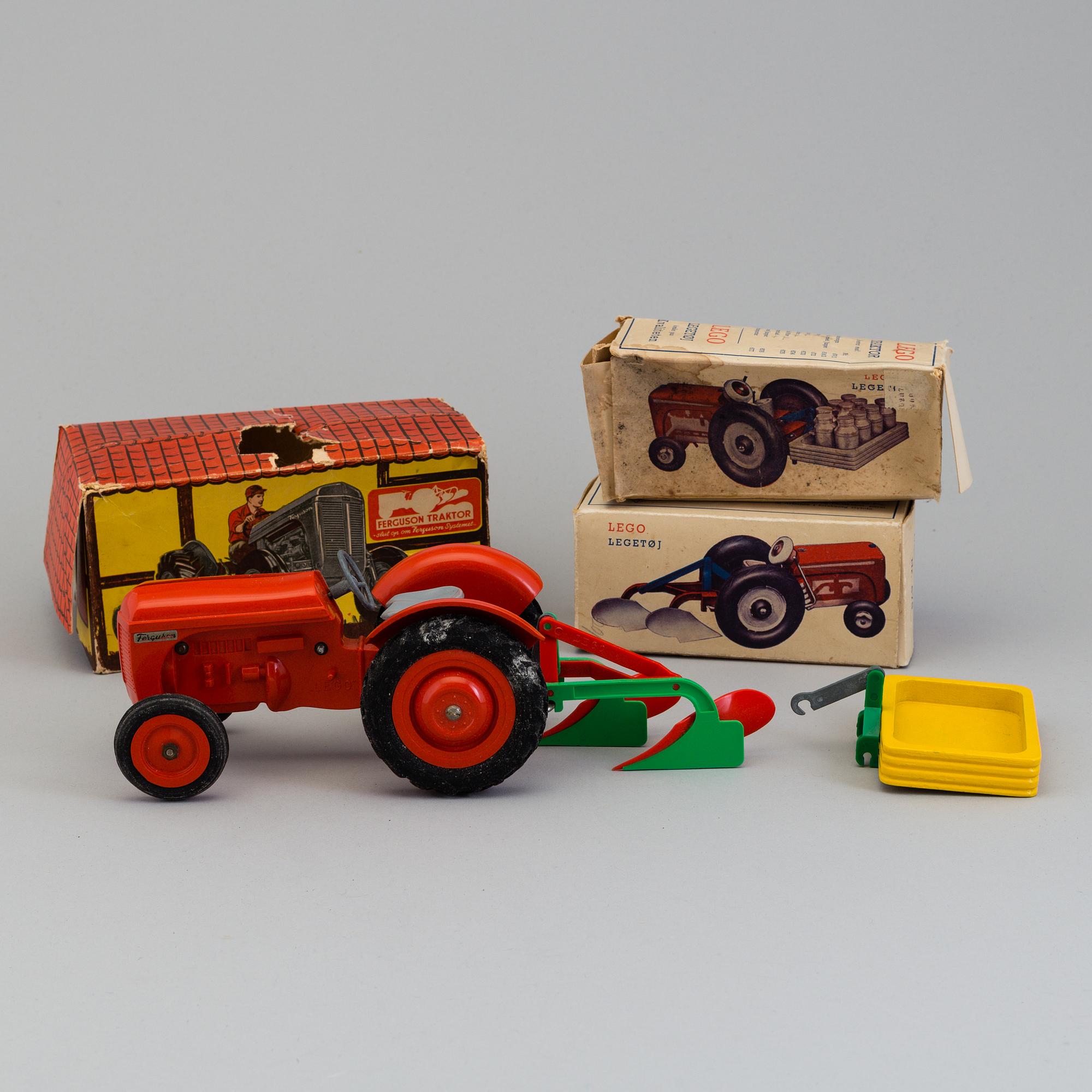 LEGO 3 delar Traktor Ferguson med tillbehor 1950 tal. Bukowskis