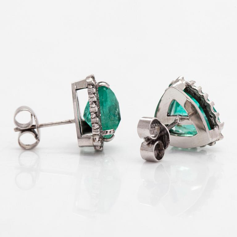 A pair of ca 13K white gold earrings, with trillion-cut emeralds, and diamonds totaling approx. 0.42 ct.