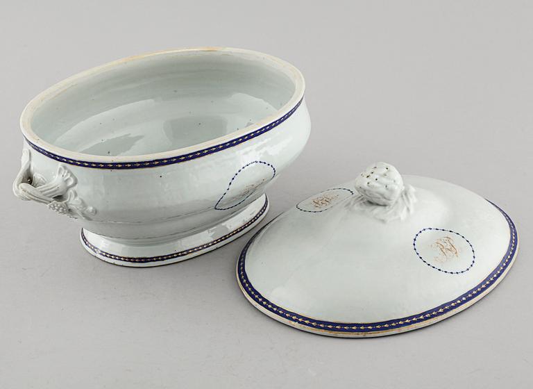 A porcelain terrine with lid, Qianlong (1736-1795).