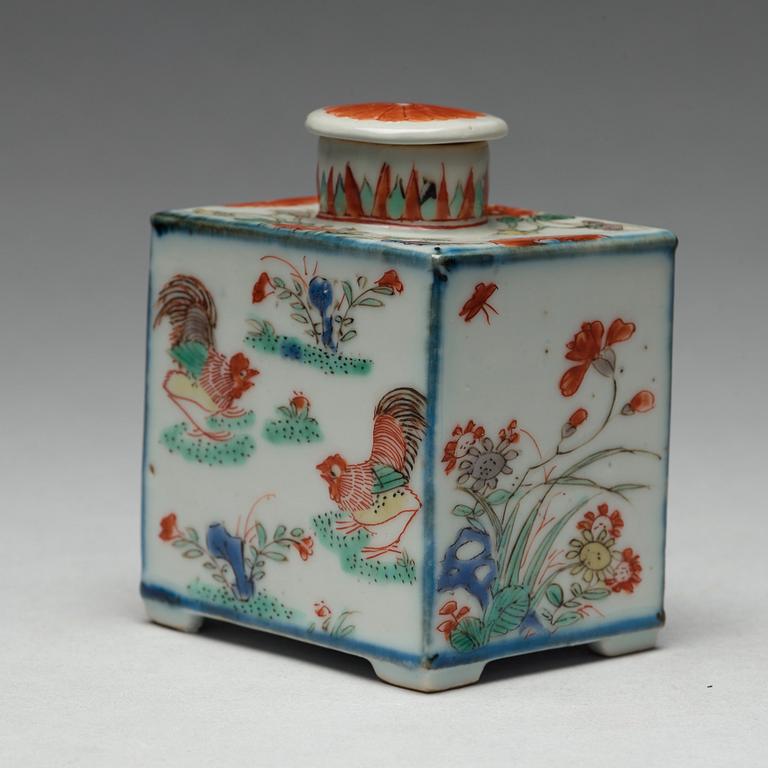 A famille verte porcelain tea caddy with cover, Qing dynasty, Kangxi (1662-1722).