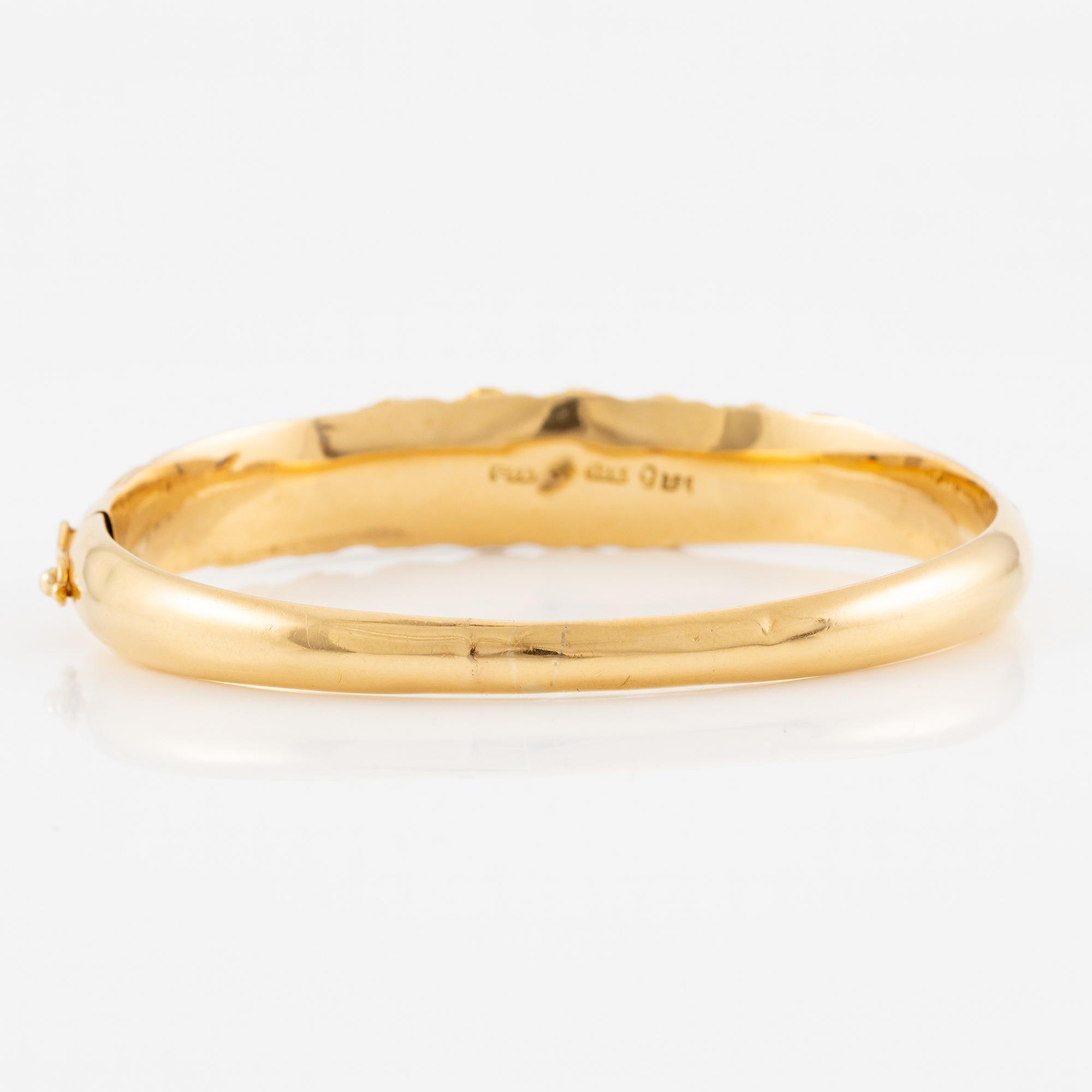 A bracelet in 18K gold with emeralds and pearls, 19th century.