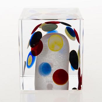 OIVA TOIKKA, An annual glass cube, signed Oiva Toikka Nuutajärvi 2003 and numbered 480/2000.