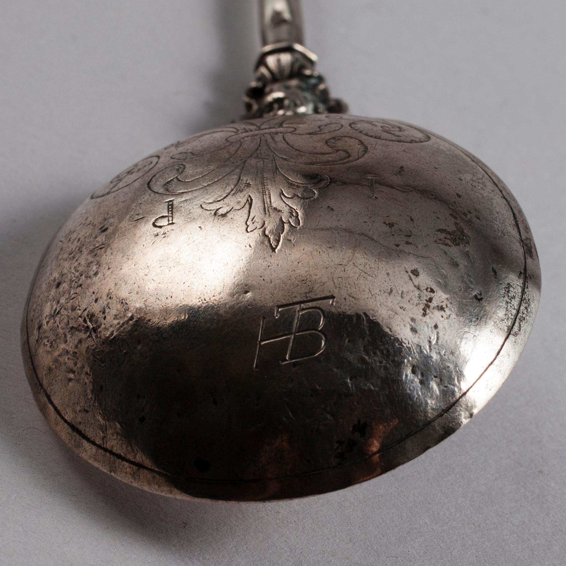 RYYPPYLUSIKKA, hopeaa, 1700-luku. Paino 41 g.