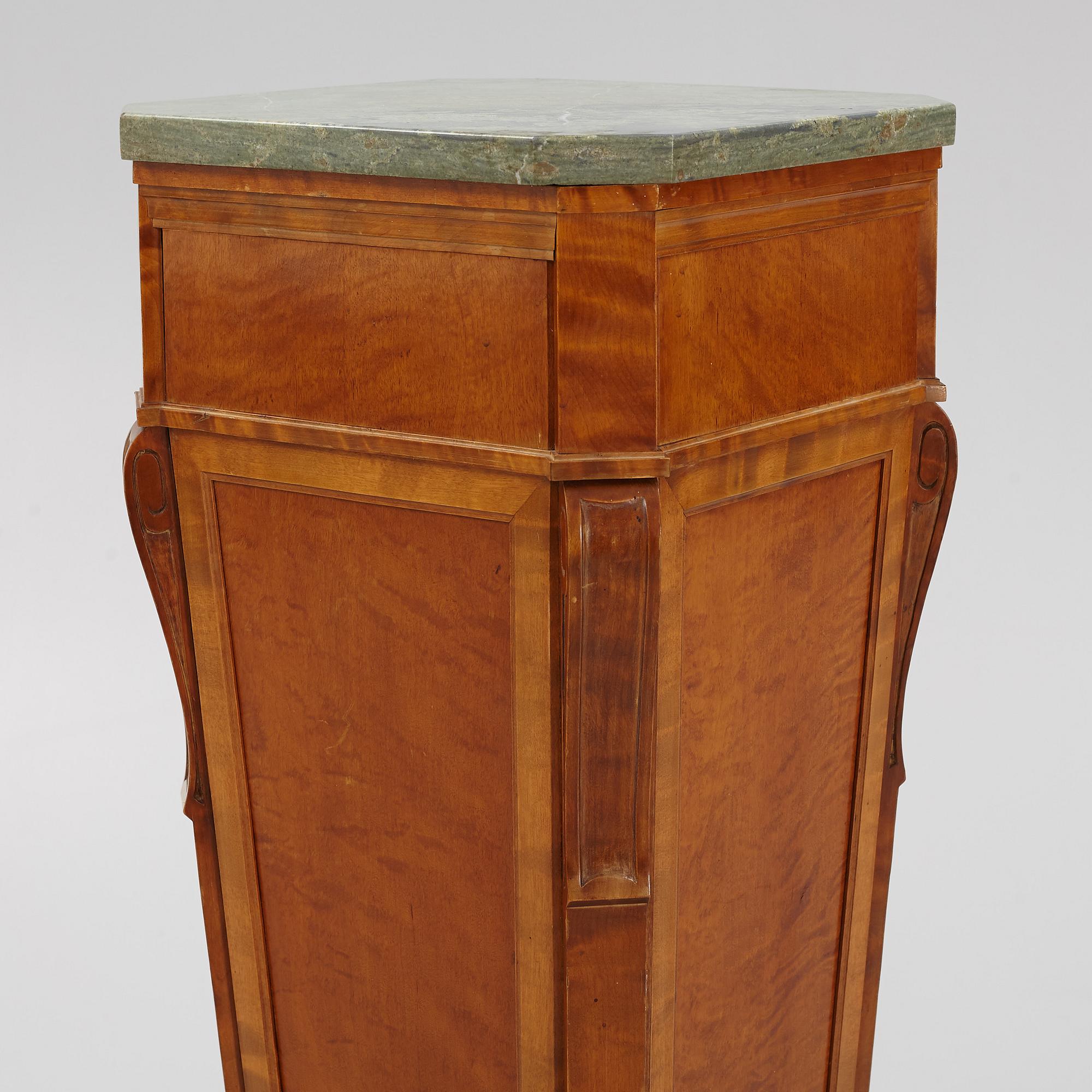 A Louis XVI-style pedestal, early 20th century.