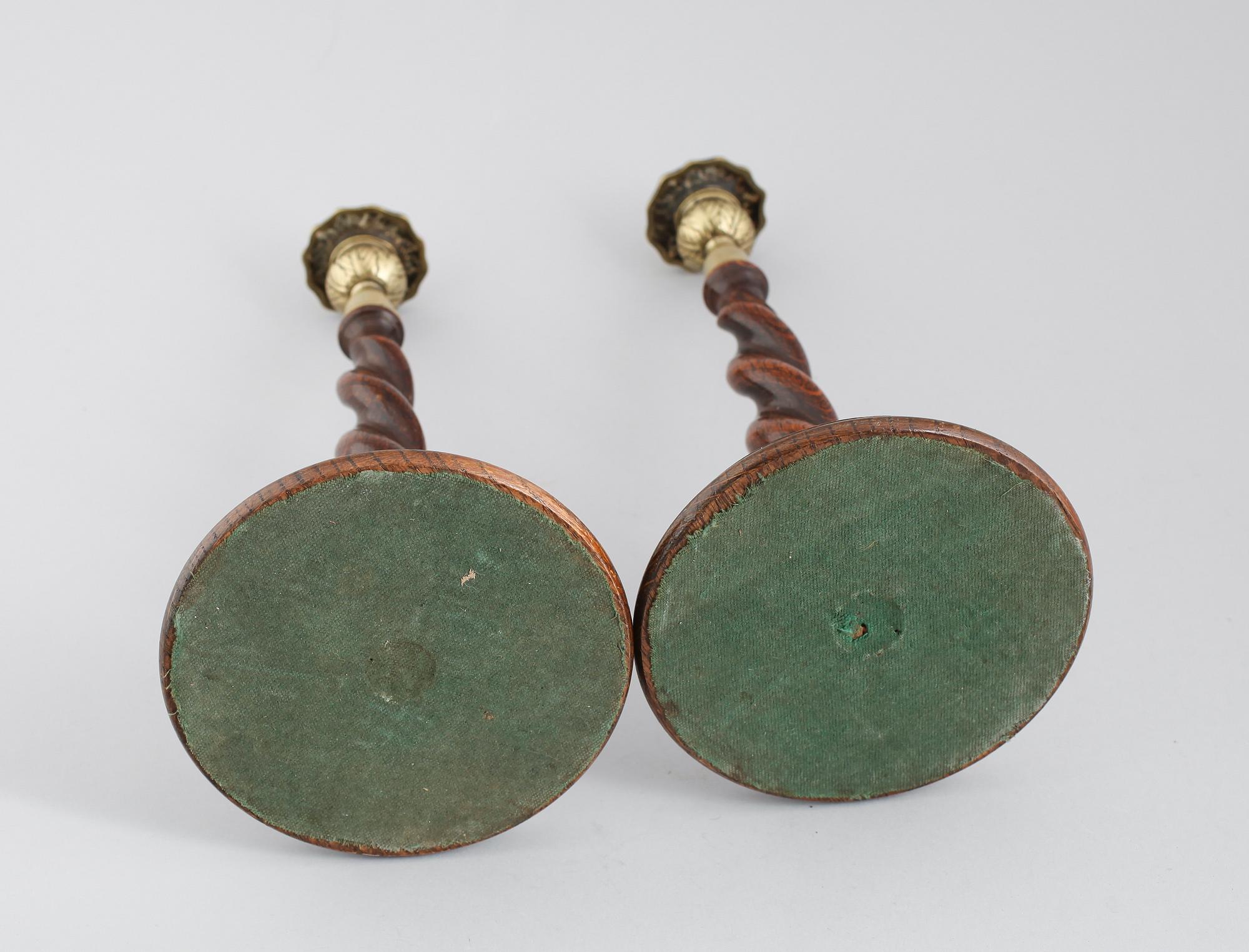 LJUSSTAKAR, 1 par, mässing och trä, 1800-/1900-tal.