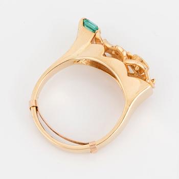RING, med smaragd och diamanter.