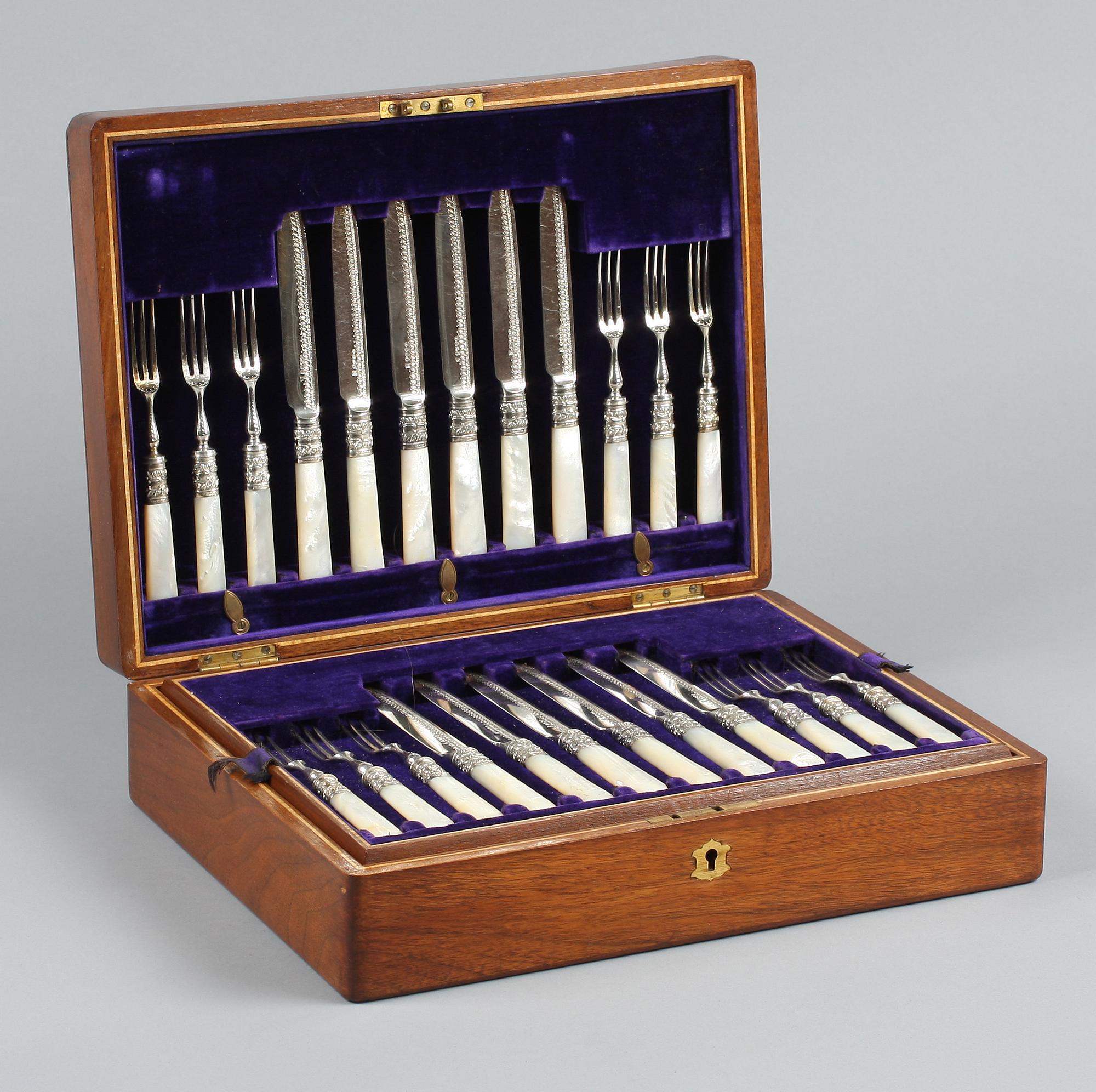 FRUKTBESTICK I SCHATULL, 48 delar, nysilver. England, omkring 1900.