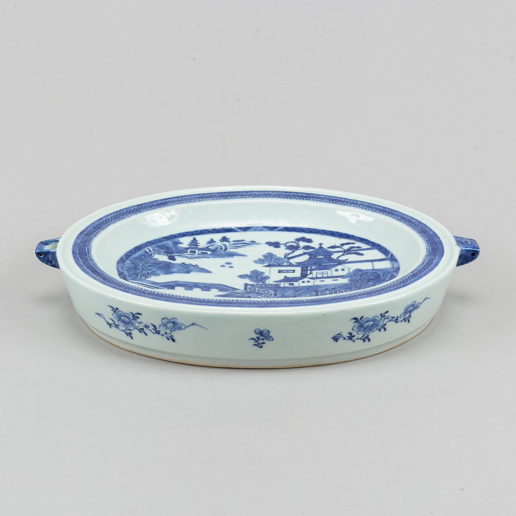 A blue and white hot water dish, Qing dynasty, 19th century.