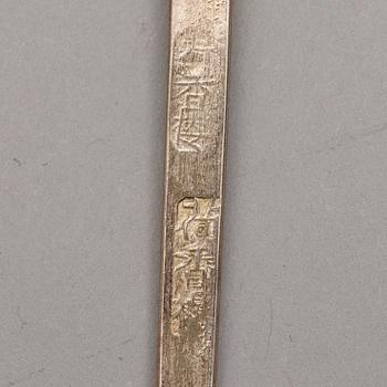 SKEDAR (9+1+3), silver. Delvis genombruten dekor av fjärilar och fladdermöss. Sen Qingdynastin (1644-1912).