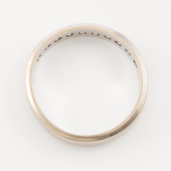Ring 18K white gold set with round brilliant-cut diamonds.