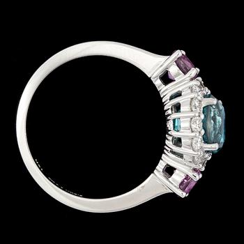 A blue zircon, 4.25 cts, pink sapphires, tot. 0.95 cts, and brilliant cut diamond ring, tot. 0.60 cts.