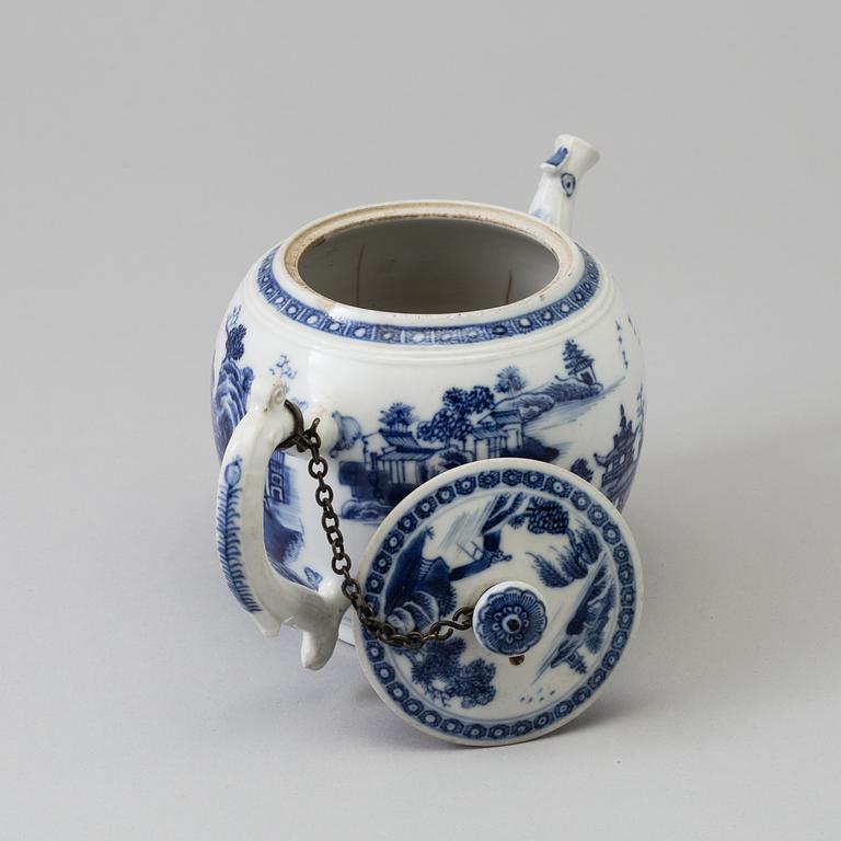 A blue and white export porcelain teapot with cover, Qing dynasty, Qianlong (1736-95).