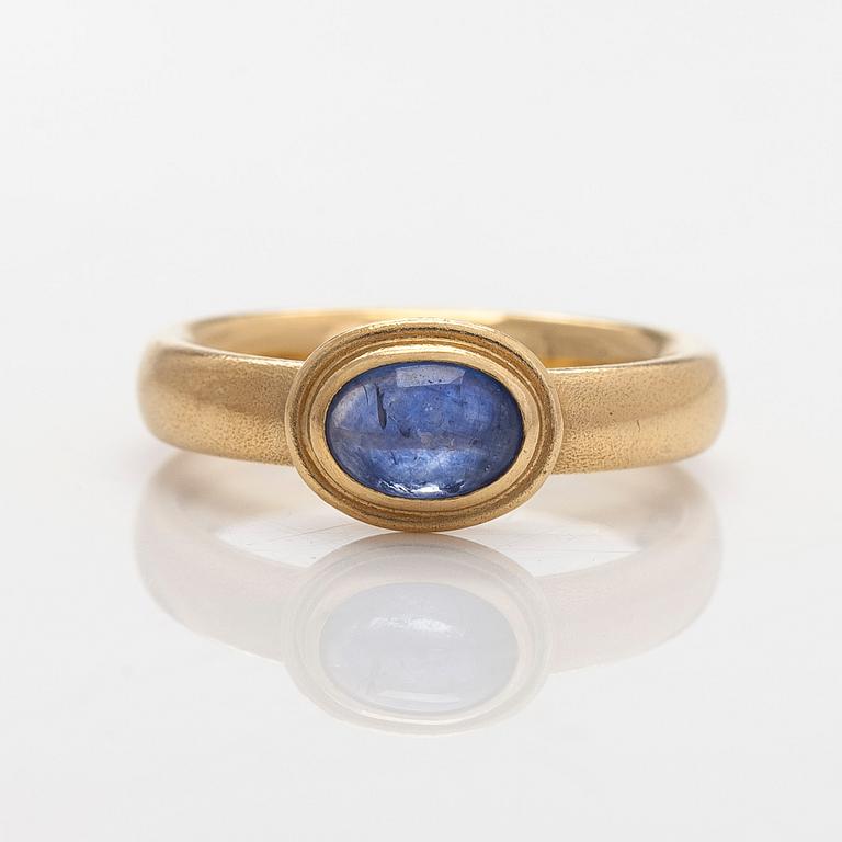 Ring, 18K guld med cabochonslipad safir.