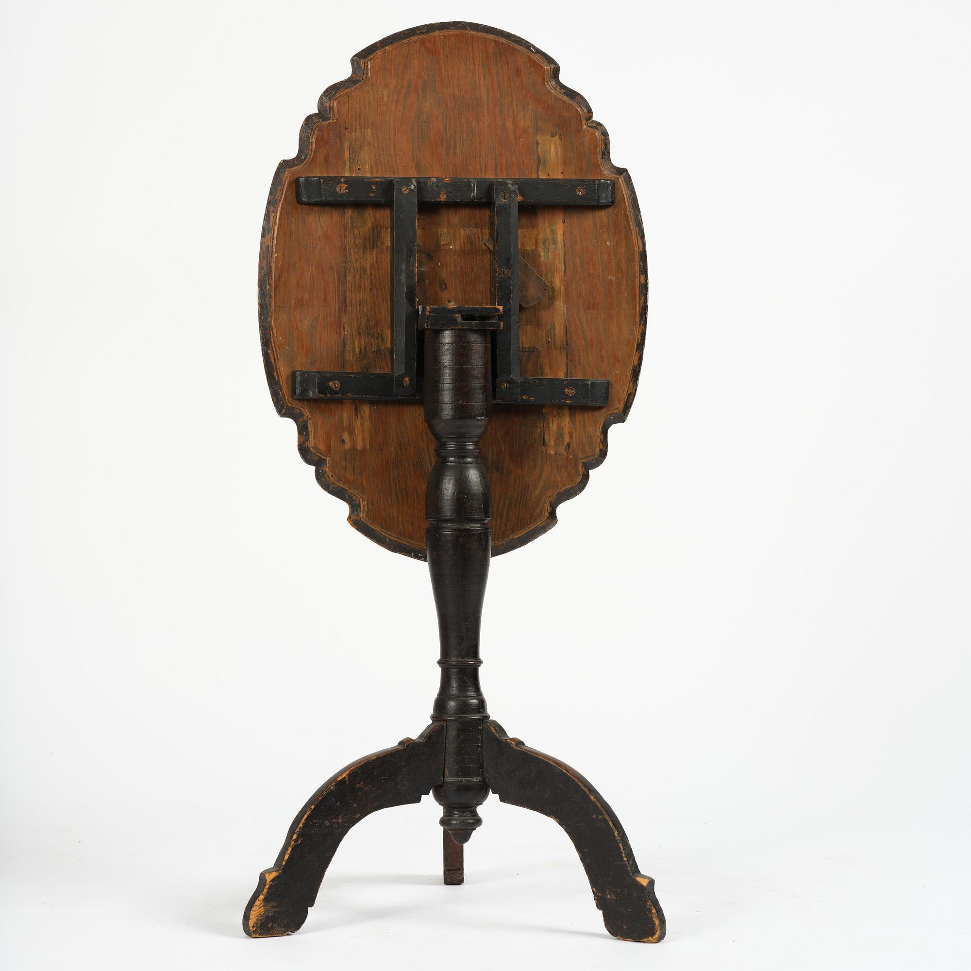 A Swedish late baroque japanned tilt-top tea table, mid 18th century.