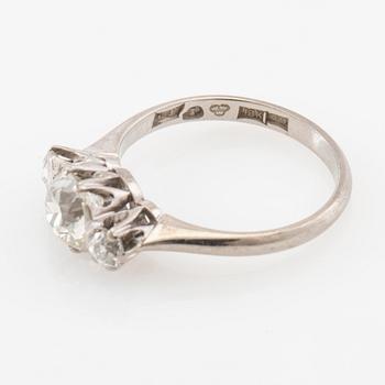 Ring trestensring 18K vitguld med runda gammalslipade diamanter.