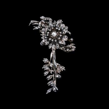 A BROOCH, centerstone old cut diamond c. 0.35 ct. 118 small rose cut diamonds. Silver on 18K gold.