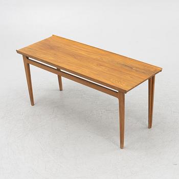 Finn Juhl, a walnut coffee table, mid 20th century.