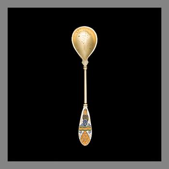 A FABERGÉ SPOON, silver (88), cloisonné enamelled, Moscow, early 20th century. Weight 33,3 g.