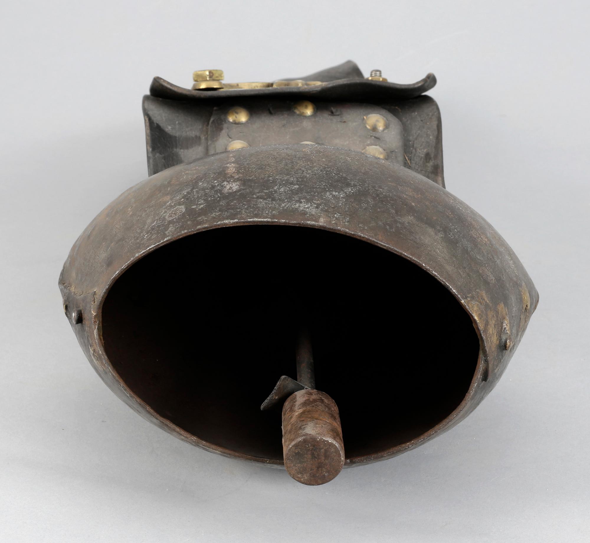 KOBJÄLLRA, läder samt metall, Schweiz, 1800-tal.