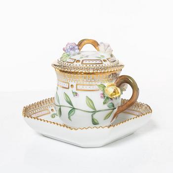 Royal Copenhagen, cream jug with lid and saucer, as well as coffee cup with saucer, porcelain, Flora Danica, Denmark.