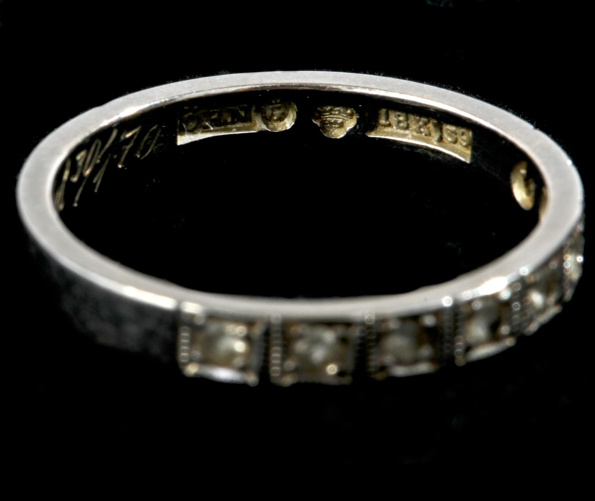 RINGAR, 5 st, 18k guld. En ring med åtta diamanter tot ca 0.08 ct.