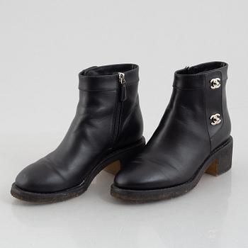 Chanel, boots, storlek 38 C.