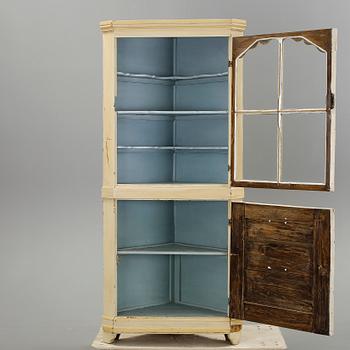 HÖRNSKÅP, allmoge, 1800-tal.