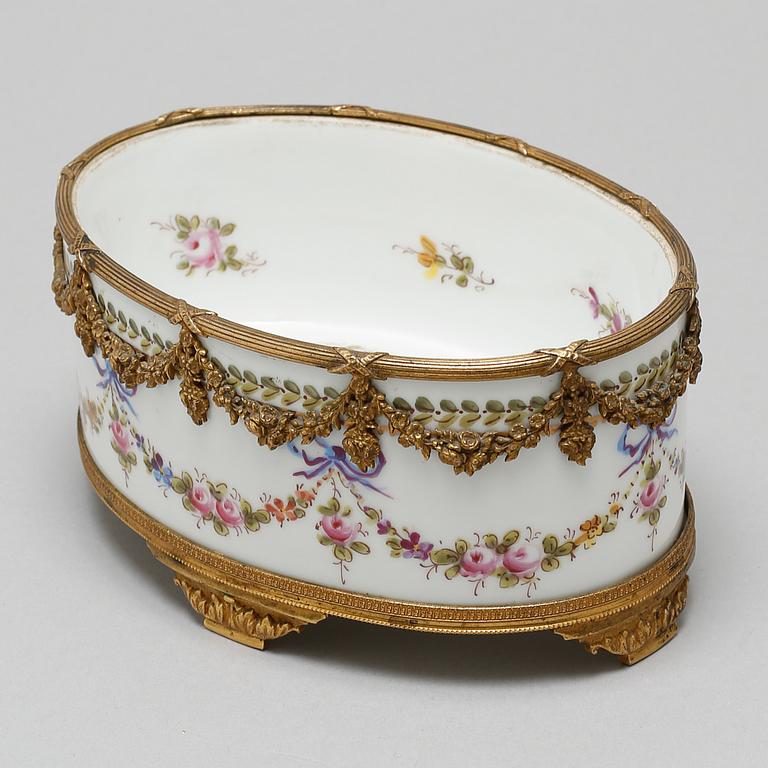 A porcelain bowl with a mark similar to Sèvres, around the year 1900.